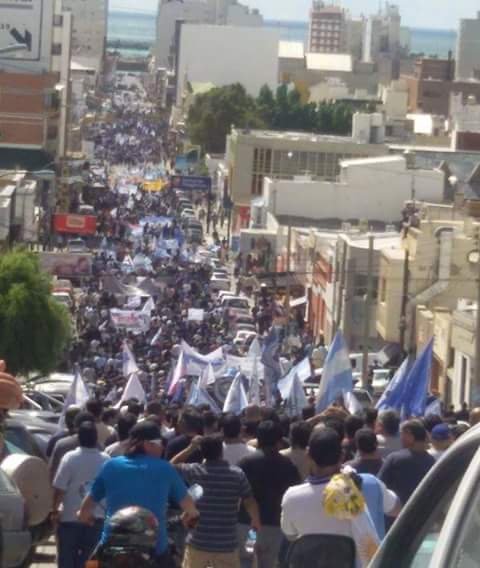 Masiva movilización de petroleros en defensa de los puestos de trabajo